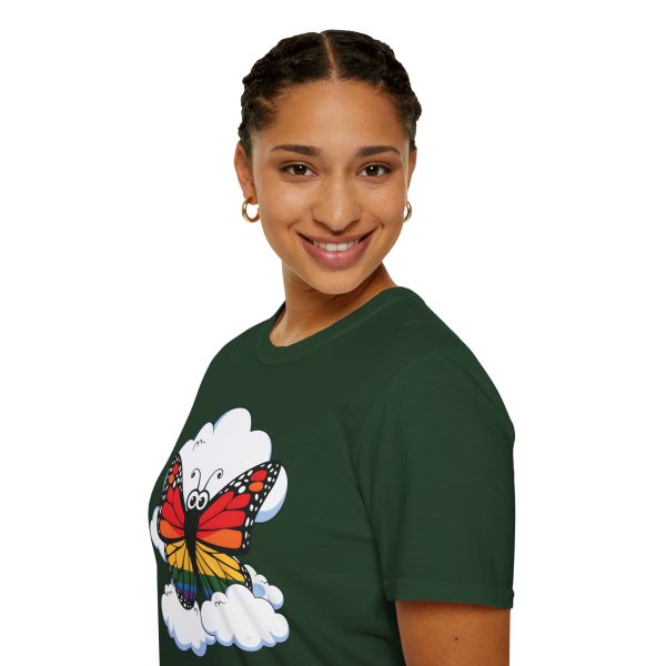 Tshirt Drapeau LGBT papillon assis sur un nuage dans le ciel design poétique et coloré pour sensibilisation et fierté LGBTQ+ shirt t-shirt - Image 81