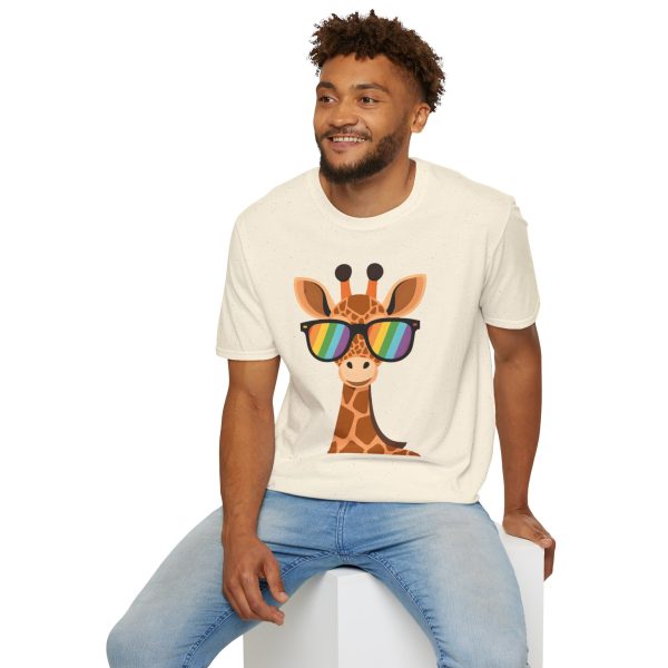 Tshirt LGBT+ girafe avec lunettes de soleil et rayure arc-en-ciel design humoristique et stylé pour fierté et soutien LGBTQ+ shirt t-shirt - Image 48