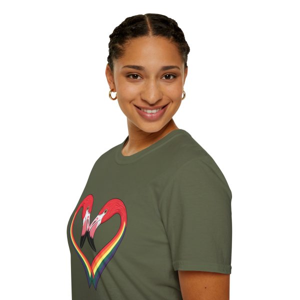 Tshirt LGBT+ flamants roses formant un coeur design symbolique pour célébration de l'amour et fierté LGBTQ+ et diversité shirt t-shirt - Image 69