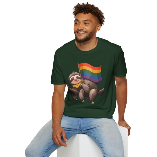 Tshirt Drapeau LGBT paresseux tenant un drapeau arc-en-ciel sur une branche design amusant pour soutien et sensibilisation LGBTQ+ t-shirt - Image 84