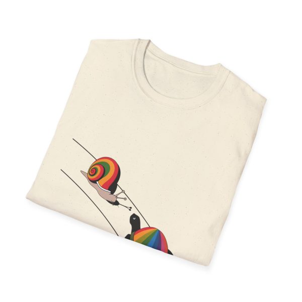 Tshirt Drapeau LGBT escargot avec coquille arc-en-ciel sur fond noir design stylé et vibrant pour sensibilisation LGBTQ+ shirt t-shirt - Image 40