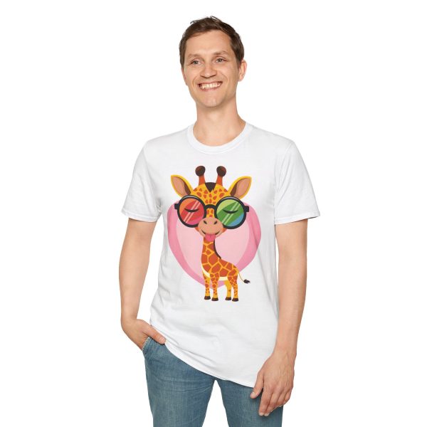 Tshirt LGBT+ girafe avec lunettes et coeur illustration colorée et amusante pour sensibilisation et soutien LGBTQ+ shirt t-shirt - Image 19