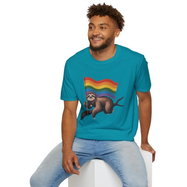 Tshirt Drapeau LGBT paresseux tenant un drapeau arc-en-ciel sur une branche design amusant et coloré pour sensibilisation LGBTQ+ t-shirt - Image 108