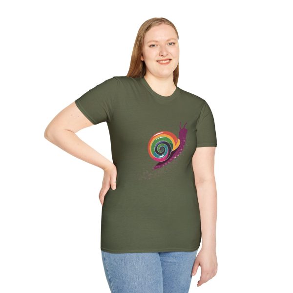 Tshirt Drapeau LGBT escargot assis sur un flocon de neige design mignon et coloré pour sensibilisation à la diversité LGBTQ+ shirt t-shirt - Image 65