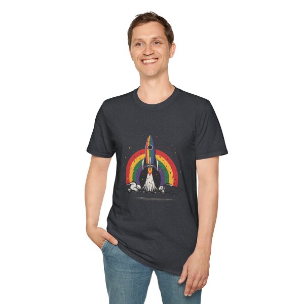 Tshirt LGBT+ fusée avec arc-en-ciel en arrière-plan design futuriste et coloré pour fierté et soutien à la communauté LGBTQ+ shirt t-shirt - Image 7