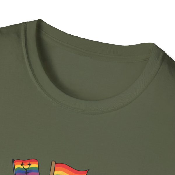 Tshirt Drapeau LGBT pieuvre tenant un drapeau arc-en-ciel et d'autres drapeaux design coloré et amusant pour célébrer LGBTQ+ shirt t-shirt - Image 63