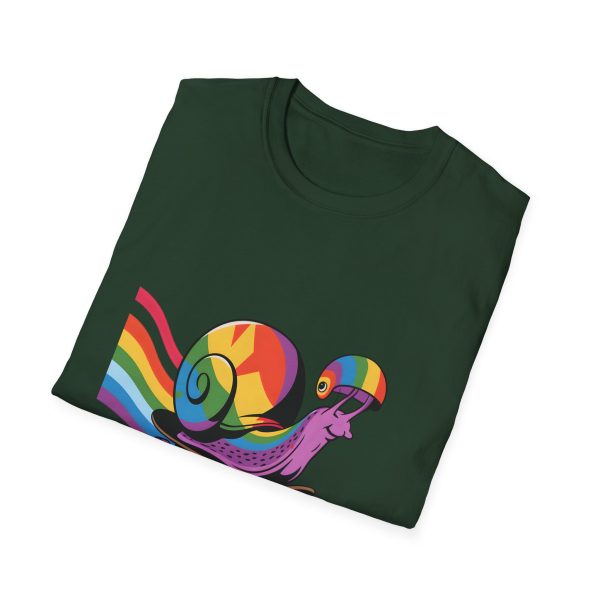 Tshirt LGBT+ escargot sur un skateboard avec roue arc-en-ciel design amusant et coloré pour célébrer la fierté LGBTQ+ shirt t-shirt - Image 76