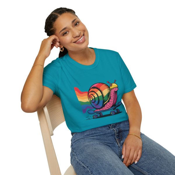 Tshirt LGBTQ+ escargot en skateboard avec fond arc-en-ciel design ludique et vibrant pour célébrer la fierté et inclusion LGBTQ+ t-shirt - Image 106