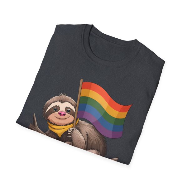 Tshirt Drapeau LGBT paresseux tenant un drapeau arc-en-ciel sur une branche design amusant pour soutien et sensibilisation LGBTQ+ t-shirt - Image 4