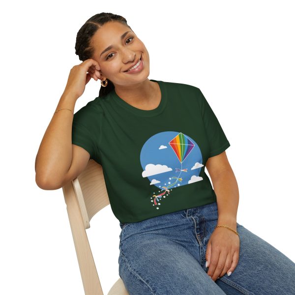 Tshirt LGBT+ cerf-volant avec queue arc-en-ciel volant dans le ciel design joyeux et coloré pour fierté LGBTQ+ shirt t-shirt - Image 82