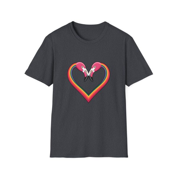 Tshirt Drapeau LGBT flamants roses en forme de coeur fond noir design romantique et symbolique pour célébrer l'amour LGBTQ+ t-shirt