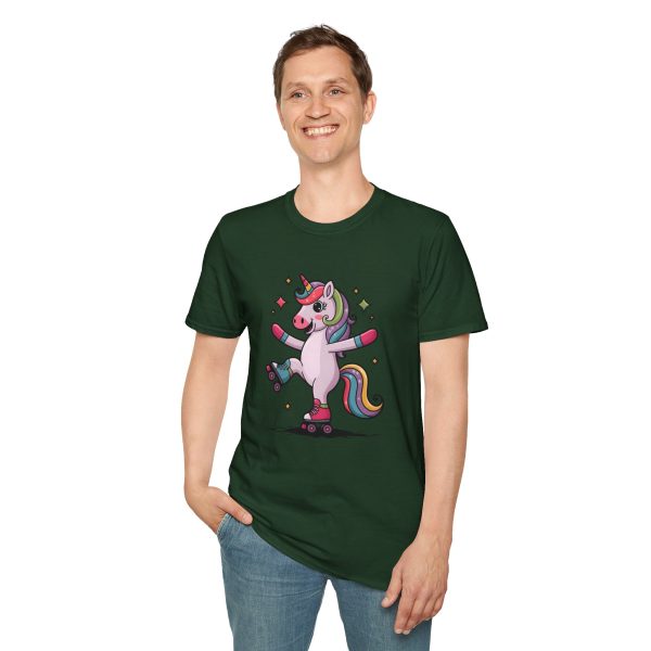 Tshirt LGBTQ+ licorne en skateboard sur fond noir design cool et coloré pour soutien à la fierté et diversité de la communauté LGBT+ t-shirt - Image 79