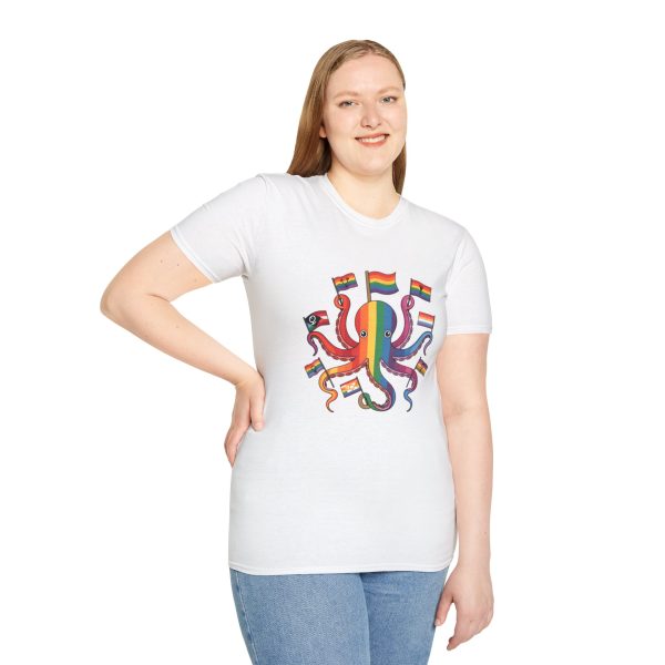 Tshirt Drapeau LGBT pieuvre tenant un drapeau arc-en-ciel et d'autres drapeaux design coloré et amusant pour célébrer LGBTQ+ shirt t-shirt - Image 17