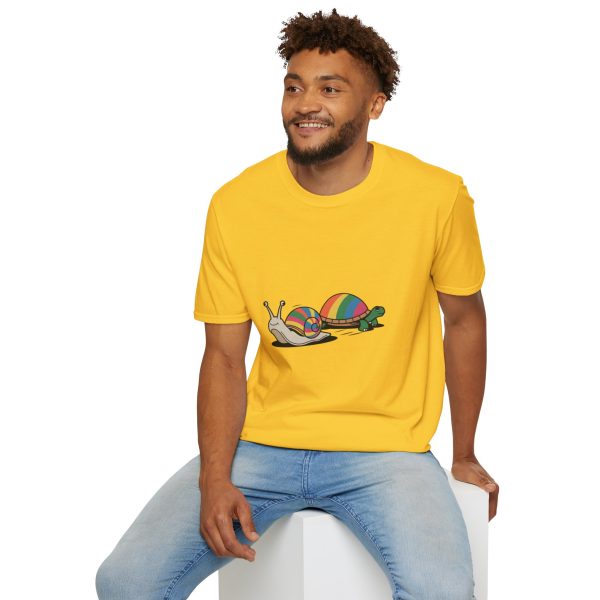 Tshirt LGBT+ deux escargots assis l'un à côté de l'autre design mignon et coloré pour célébrer l'amour et la diversité LGBTQ+ shirt t-shirt - Image 60