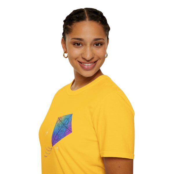 Tshirt Drapeau LGBT cerf-volant coloré volant dans la nuit design symbolique pour célébrer la liberté et la fierté LGBTQ+ shirt t-shirt - Image 57