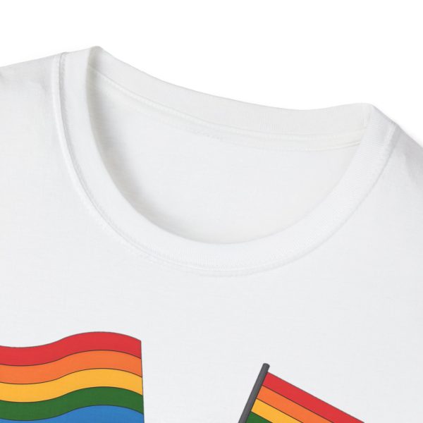 Tshirt LGBTQ+ pieuvre tenant un drapeau arc-en-ciel sur un rocher design vibrant et stylé pour sensibilisation et inclusion LGBTQ+ t-shirt - Image 15