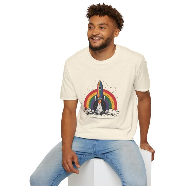 Tshirt LGBT+ fusée avec arc-en-ciel en arrière-plan design futuriste et coloré pour fierté et soutien à la communauté LGBTQ+ shirt t-shirt - Image 48