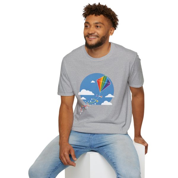 Tshirt LGBT+ cerf-volant avec queue arc-en-ciel volant dans le ciel design joyeux et coloré pour fierté LGBTQ+ shirt t-shirt - Image 36