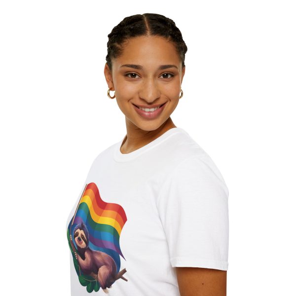 Tshirt Drapeau LGBT paresseux tenant un drapeau arc-en-ciel design amusant et mignon pour sensibilisation et inclusion LGBTQ+ shirt t-shirt - Image 21