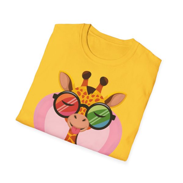 Tshirt LGBT+ girafe avec lunettes et coeur illustration colorée et amusante pour sensibilisation et soutien LGBTQ+ shirt t-shirt - Image 52