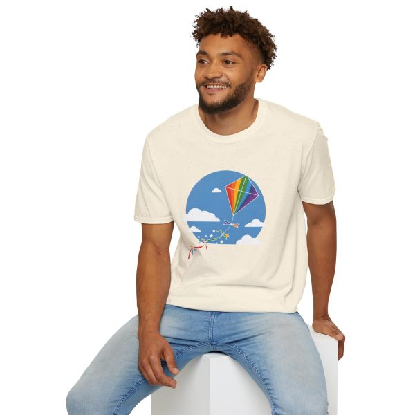 Tshirt LGBT+ cerf-volant avec queue arc-en-ciel volant dans le ciel design joyeux et coloré pour fierté LGBTQ+ shirt t-shirt - Image 48