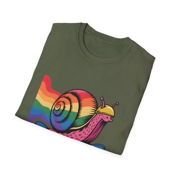 Tshirt LGBTQ+ escargot en skateboard avec fond arc-en-ciel design ludique et vibrant pour célébrer la fierté et inclusion LGBTQ+ t-shirt - Image 64