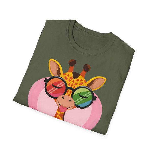 Tshirt LGBT+ girafe avec lunettes et coeur illustration colorée et amusante pour sensibilisation et soutien LGBTQ+ shirt t-shirt - Image 64