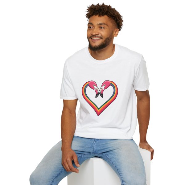 Tshirt Drapeau LGBT flamants roses en forme de coeur fond noir design romantique et symbolique pour célébrer l'amour LGBTQ+ t-shirt - Image 24