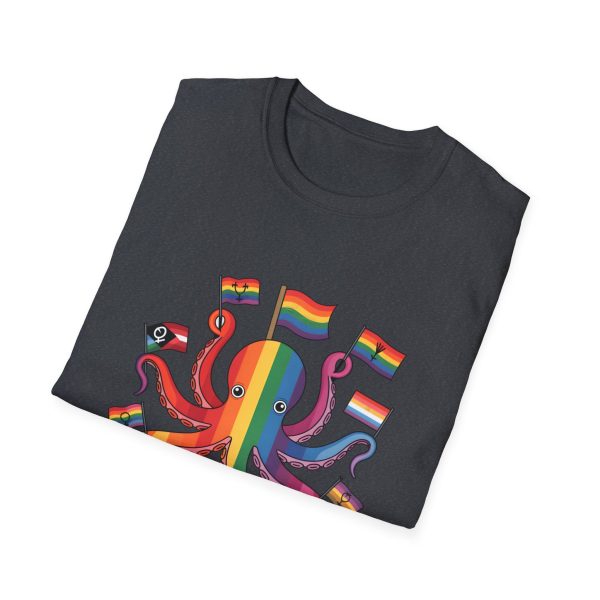 Tshirt Drapeau LGBT pieuvre tenant un drapeau arc-en-ciel et d'autres drapeaux design coloré et amusant pour célébrer LGBTQ+ shirt t-shirt - Image 4