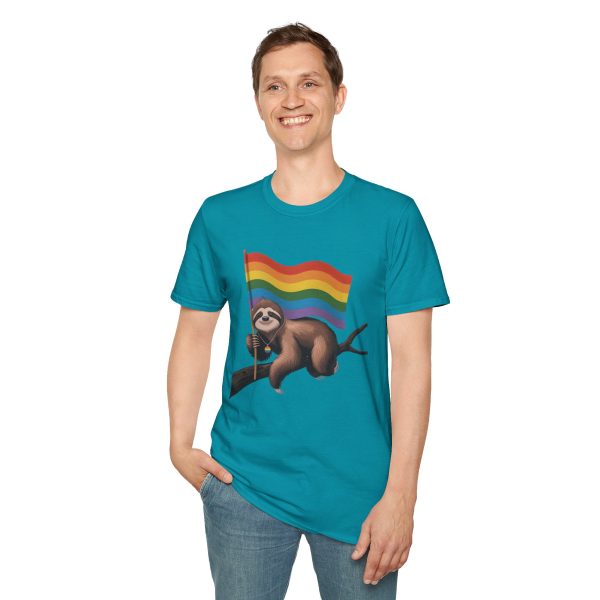 Tshirt Drapeau LGBT paresseux tenant un drapeau arc-en-ciel sur une branche design amusant et coloré pour sensibilisation LGBTQ+ t-shirt - Image 103