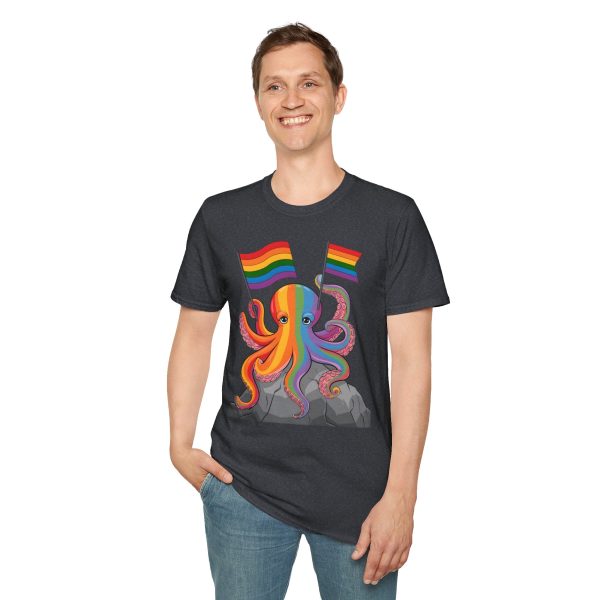 Tshirt LGBTQ+ pieuvre tenant un drapeau arc-en-ciel sur un rocher design vibrant et stylé pour sensibilisation et inclusion LGBTQ+ t-shirt - Image 7