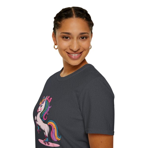 Tshirt Drapeau LGBT licorne sur un skateboard sur fond noir design vibrant et stylé pour sensibilisation à la diversité LGBTQ+ shirt t-shirt - Image 9