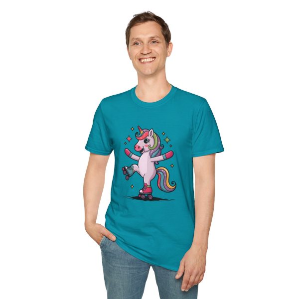 Tshirt LGBTQ+ licorne en skateboard sur fond noir design cool et coloré pour soutien à la fierté et diversité de la communauté LGBT+ t-shirt - Image 103