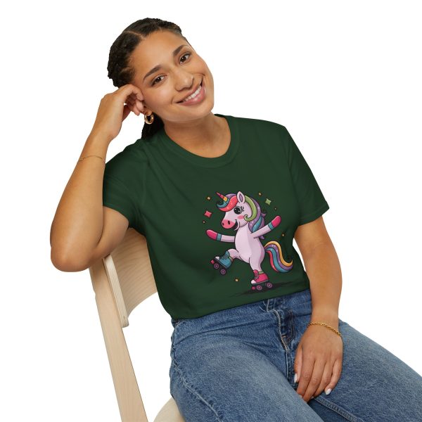 Tshirt LGBTQ+ licorne en skateboard sur fond noir design cool et coloré pour soutien à la fierté et diversité de la communauté LGBT+ t-shirt - Image 82