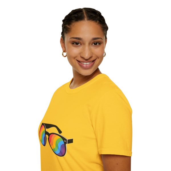 Tshirt LGBT+ lunettes de soleil arc-en-ciel sur fond noir design éclatant pour célébrer la fierté et diversité LGBTQ+ shirt t-shirt - Image 57