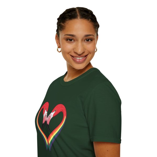 Tshirt LGBT+ flamants roses formant un coeur design symbolique pour célébration de l'amour et fierté LGBTQ+ et diversité shirt t-shirt - Image 81