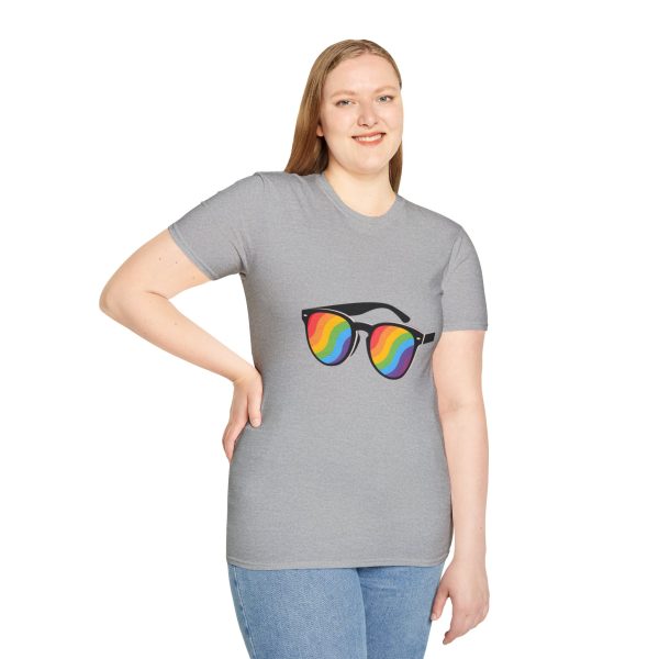 Tshirt LGBT+ lunettes de soleil arc-en-ciel sur fond noir design éclatant pour célébrer la fierté et diversité LGBTQ+ shirt t-shirt - Image 29