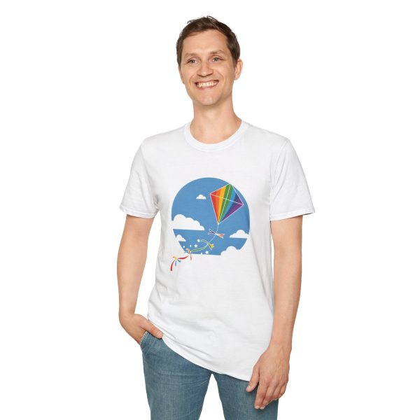 Tshirt LGBT+ cerf-volant avec queue arc-en-ciel volant dans le ciel design joyeux et coloré pour fierté LGBTQ+ shirt t-shirt - Image 19