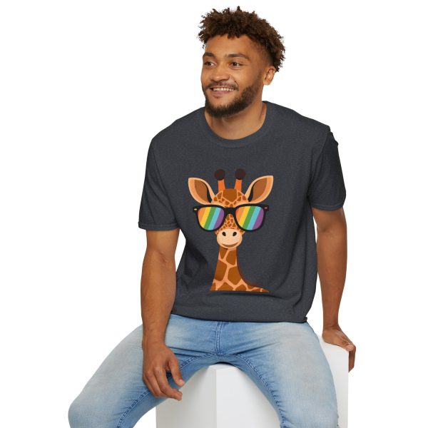 Tshirt LGBT+ girafe avec lunettes de soleil et rayure arc-en-ciel design humoristique et stylé pour fierté et soutien LGBTQ+ shirt t-shirt - Image 12