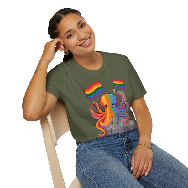 Tshirt LGBTQ+ pieuvre tenant un drapeau arc-en-ciel sur un rocher design vibrant et stylé pour sensibilisation et inclusion LGBTQ+ t-shirt - Image 70