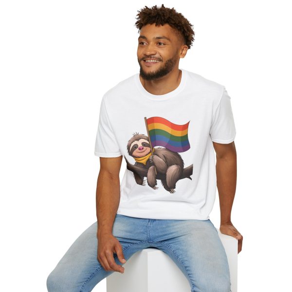 Tshirt Drapeau LGBT paresseux tenant un drapeau arc-en-ciel sur une branche design amusant pour soutien et sensibilisation LGBTQ+ t-shirt - Image 24