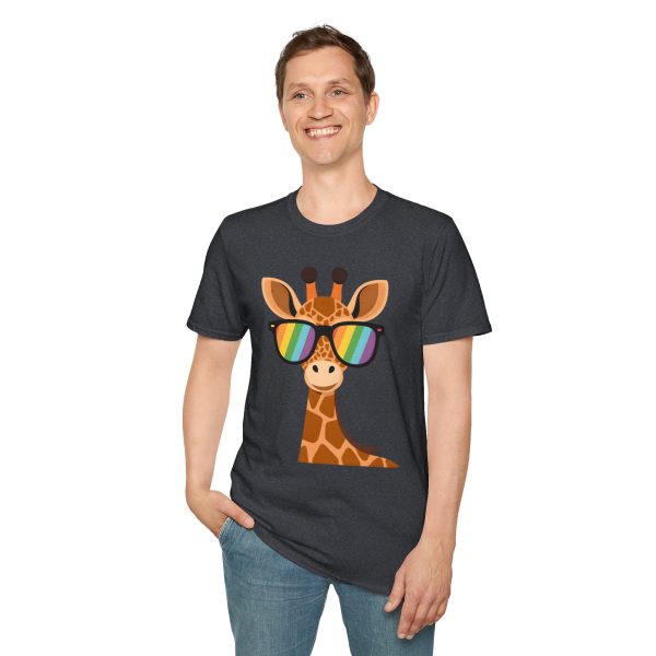 Tshirt LGBT+ girafe avec lunettes de soleil et rayure arc-en-ciel design humoristique et stylé pour fierté et soutien LGBTQ+ shirt t-shirt - Image 7