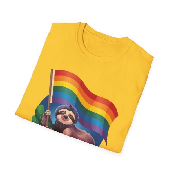 Tshirt Drapeau LGBT paresseux tenant un drapeau arc-en-ciel design amusant et mignon pour sensibilisation et inclusion LGBTQ+ shirt t-shirt - Image 52