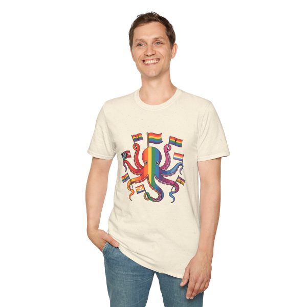 Tshirt Drapeau LGBT pieuvre tenant un drapeau arc-en-ciel et d'autres drapeaux design coloré et amusant pour célébrer LGBTQ+ shirt t-shirt - Image 43