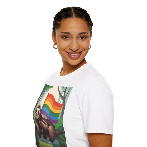 Tshirt Drapeau LGBT paresseux assis sur un arbre tenant un drapeau arc-en-ciel design décontracté et coloré pour fierté LGBTQ+ shirt t-shirt - Image 21