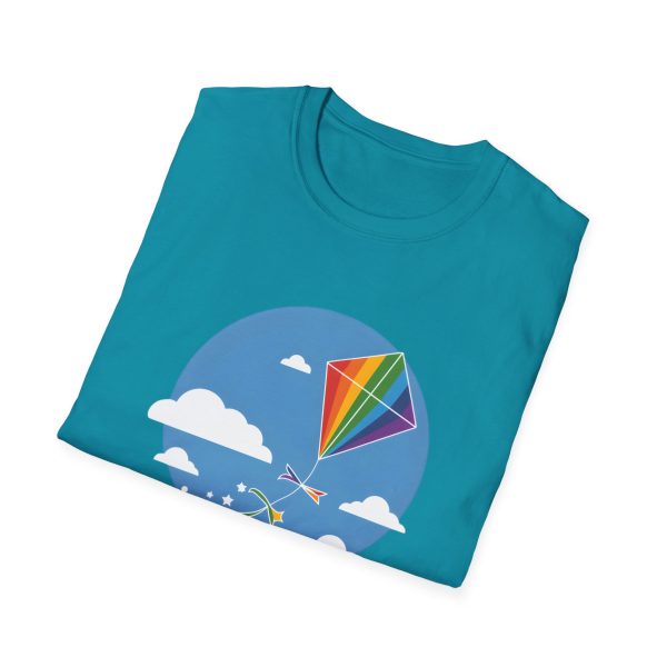 Tshirt LGBT+ cerf-volant avec queue arc-en-ciel volant dans le ciel design joyeux et coloré pour fierté LGBTQ+ shirt t-shirt - Image 100