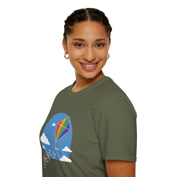 Tshirt LGBT+ cerf-volant avec queue arc-en-ciel volant dans le ciel design joyeux et coloré pour fierté LGBTQ+ shirt t-shirt - Image 69