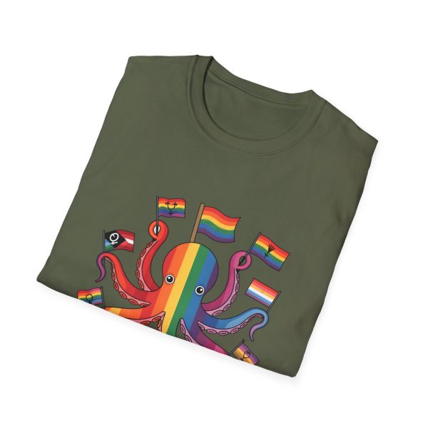 Tshirt Drapeau LGBT pieuvre tenant un drapeau arc-en-ciel et d'autres drapeaux design coloré et amusant pour célébrer LGBTQ+ shirt t-shirt - Image 64