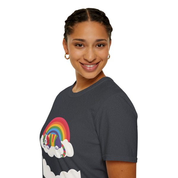 Tshirt LGBTQ+ chat dormant sur un nuage avec arc-en-ciel en arrière-plan design mignon et apaisant pour fierté LGBTQ+ shirt t-shirt - Image 9