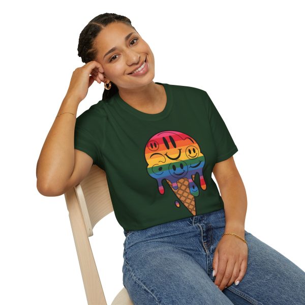 Tshirt LGBT+ cônes de glace avec visages souriants design amusant et mignon pour sensibilisation à la diversité et inclusion LGBTQ+ t-shirt - Image 82